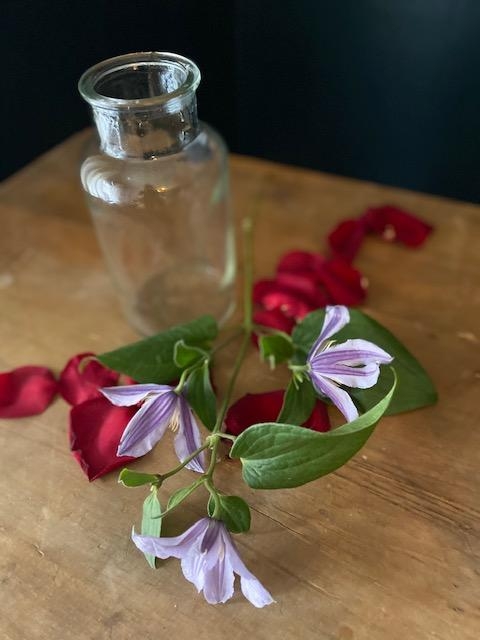 RED ROSE BEDSIDE VASE