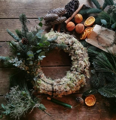 MAKE YOUR OWN FESTIVE WREATH