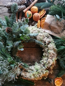 MAKE YOUR OWN FESTIVE WREATH