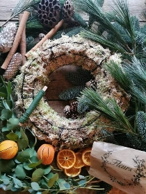 MAKE YOUR OWN FESTIVE WREATH